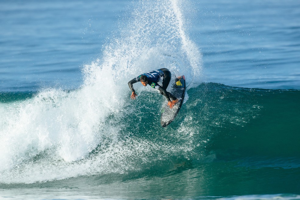 Filipe Toledo ficou com o vice-campeonato em Peniche — Foto: Damien Poullenot/WSL