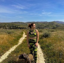 Sofia durante trilha com sua cachorra, em Malibu — Foto: Reprodução / Instagram