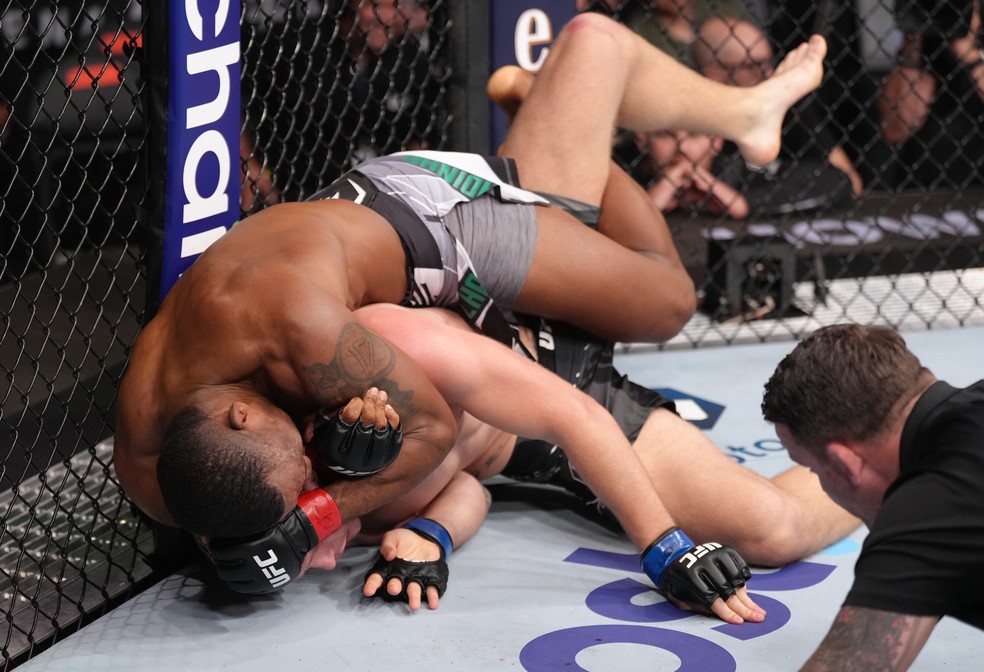 Jailton Malhadinho (por cima) fecha o mata-leão e finaliza Anton Turkalj no UFC 279 — Foto: Jeff Bottari/Zuffa LLC