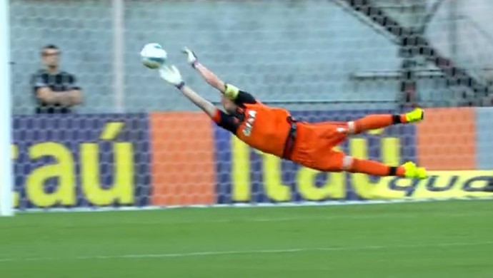 Paulo Victor voa para impedir gol de Wendel, do Sport (Foto: Reprodução SporTV)
