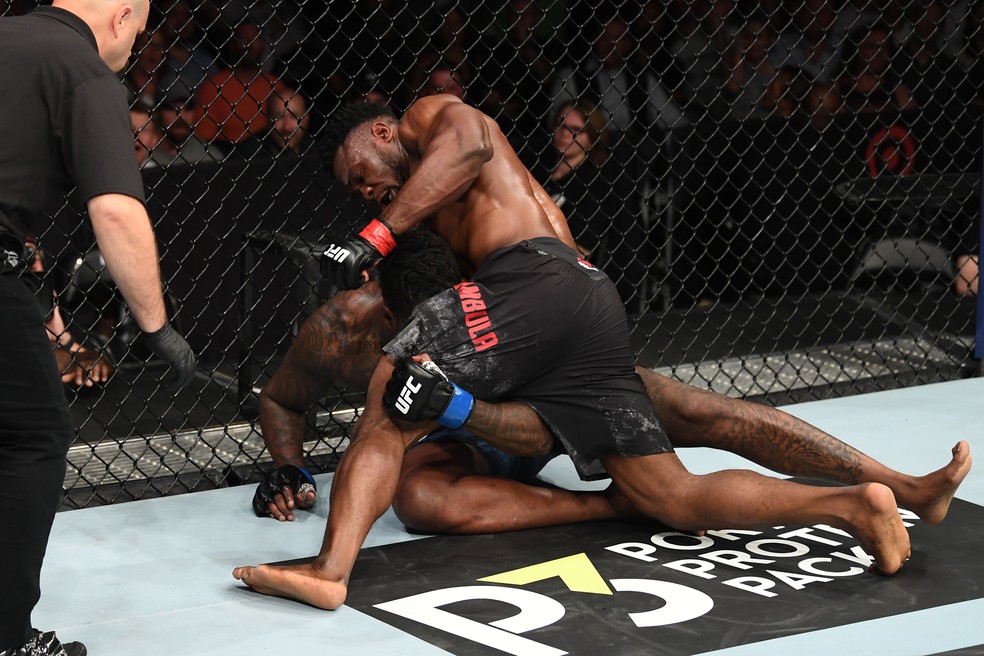 Dalcha Lungiambula não deu chances a Dequan Townsend no UFC Minneapolis — Foto: Getty Images