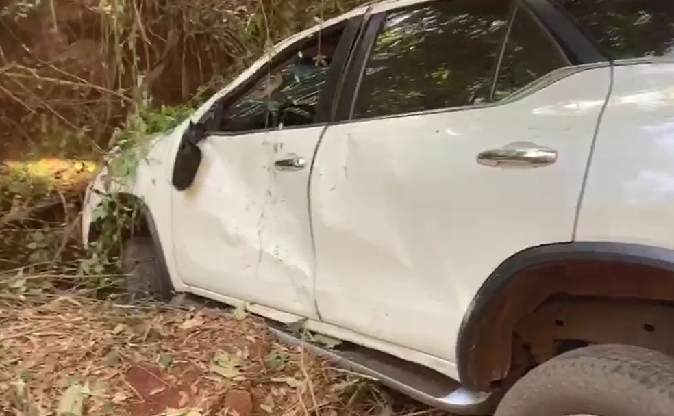 Carro foi localizado abandonado na estrada rural em Botucatu — Foto: Arquivo pessoal 