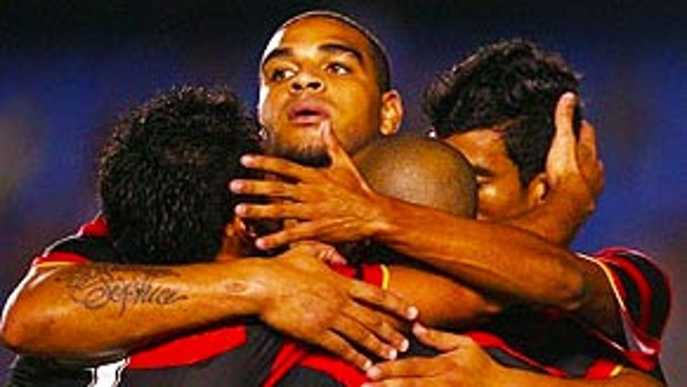 Adriano foi o herói do 4 a 0 sobre o Inter em 2009 — Foto: O Globo