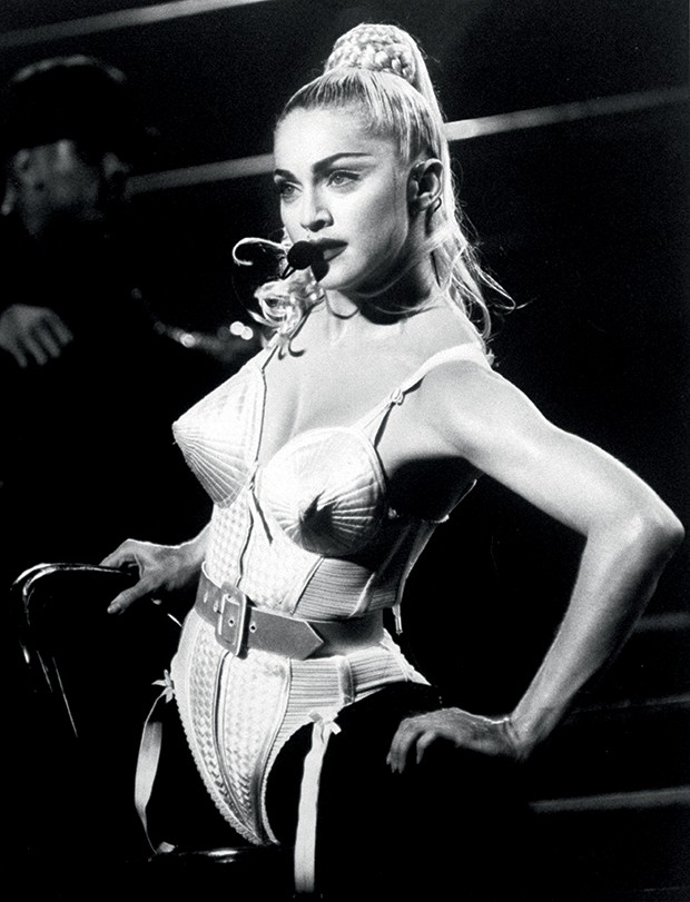 Moda e fetiche - Madonna veste o Corset de busto cônico em 1990 (Foto: Getty Images)