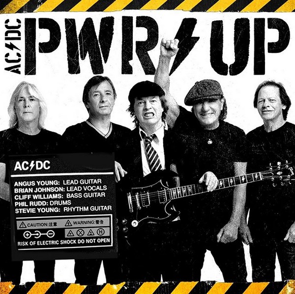 Bian Johnson, com o braço levantado, no anúncio do retorno do vocalista ao AC/DC junto com a divulgação do novo dico do grupo (Foto: Instagram)
