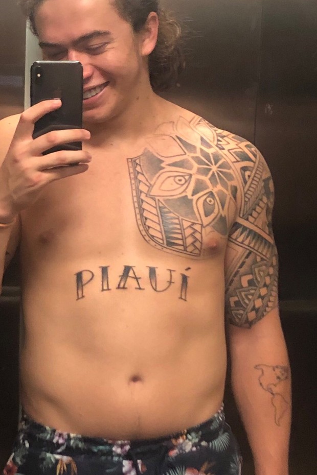 Menina viraliza ao tatuar "Guarulhos" na barriga e zoa desenho de Adam Levine (Foto: Reprodução/Instagram)