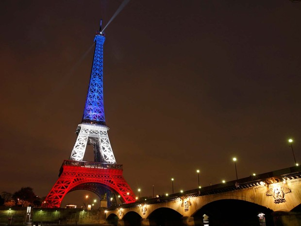 Torre Eiffel reabre e é iluminada com cores da bandeira francesa nesta segunda-feira (16) (Foto:  REUTERS/Benoit Tessier)