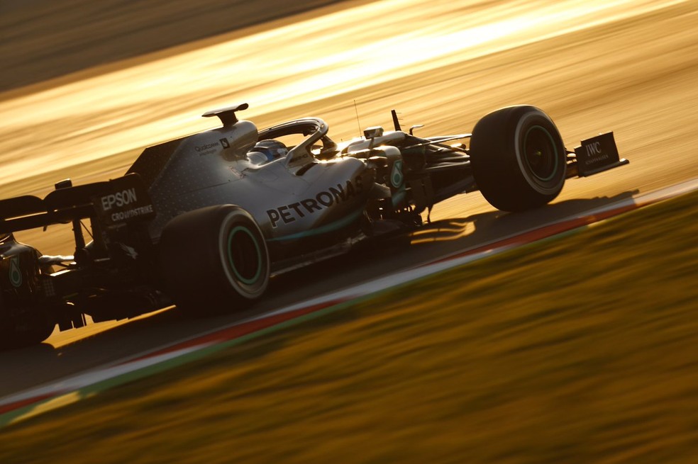 Valtteri Bottas acelera o W10 da Mercedes nos testes em Barcelona — Foto: Reprodução/Twitter