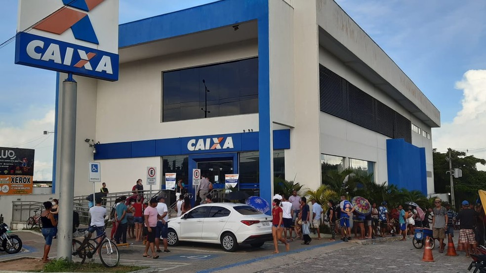 Potiguares enfrentaram longas filas em frente a agências da Caixa nesta segunda (27) — Foto: Sérgio Henrique Santos/Inter TV Cabugi