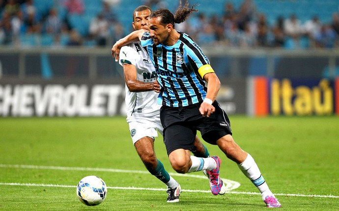 Grêmio admite fase ruim, mas dá apoio e banca Barcos como titular