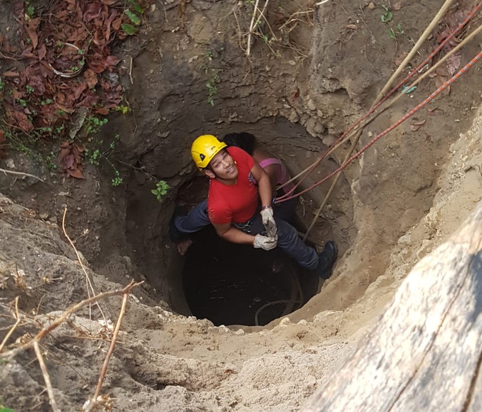 Bombeiros resgataram mulher de cisterna de 10 metros de profundidade em Januária — Foto: Corpo de Bombeiros/Divulgação