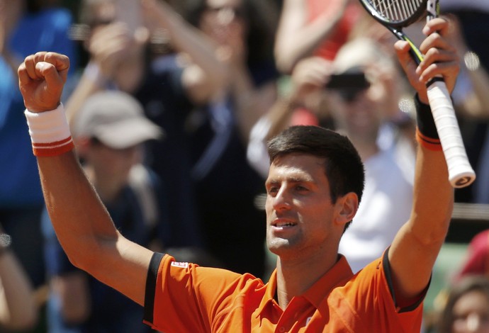 Djokovic comemora a vitória sobre Murray na semifinal de Roland Garros (Foto: REUTERS/Vincent Kessler)