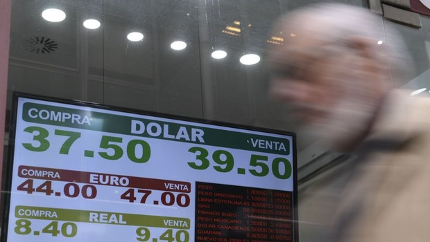 Casa de câmbio na Argentina em 3 de setembro; peso teve a maior desvalorização de todas as moedas globais perante o dólar (Foto: AFP)