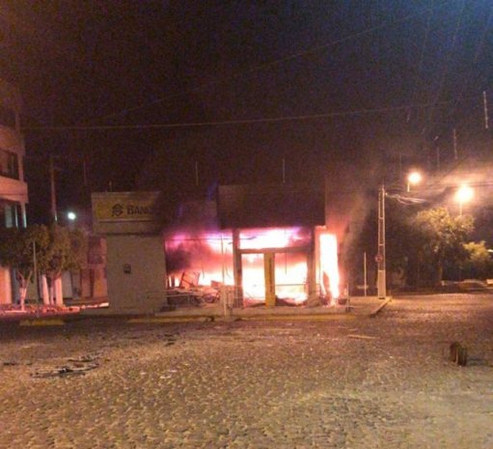 Banco foi incendiado após explosão no Centro de Carnaíba (Foto: Nayn Neto/Divulgação)