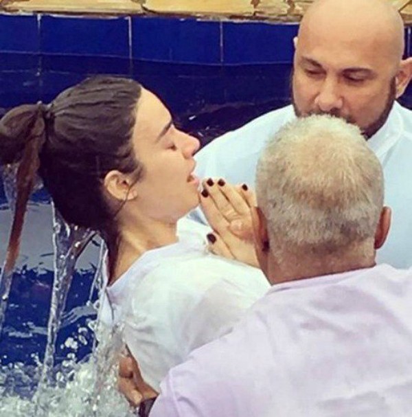 Thayla Ayala se batiza em igreja evangélica (Foto: Reprodução / Instagram)