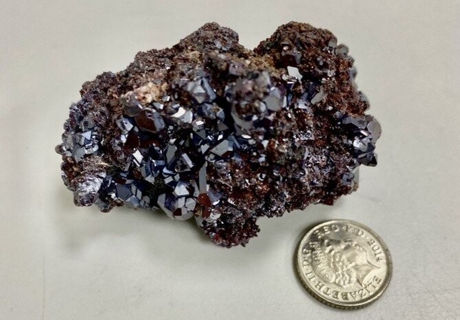 Pedra preciosa de óxido cuproso extraída da Namíbia (Foto: Universidade de St Andrews)