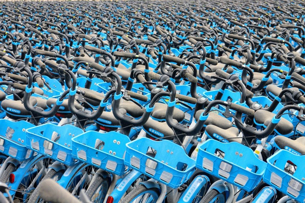 YINCHUAN, CHINA - 2020/06/14: View of aligned Mobikes in an abandoned parking lot.Abandoned mobikes from the Chinese operator Alipay found in a parking lot. (Photo by Thibaud Mougin/SOPA Images/LightRocket via Getty Images) (Foto: SOPA Images/LightRocket via Gett)