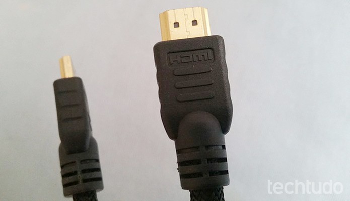 Qualidade e estado físico do cabo HDMI pode causar mal contato na imagem (Foto: Barbara Mannara/TechTudo)