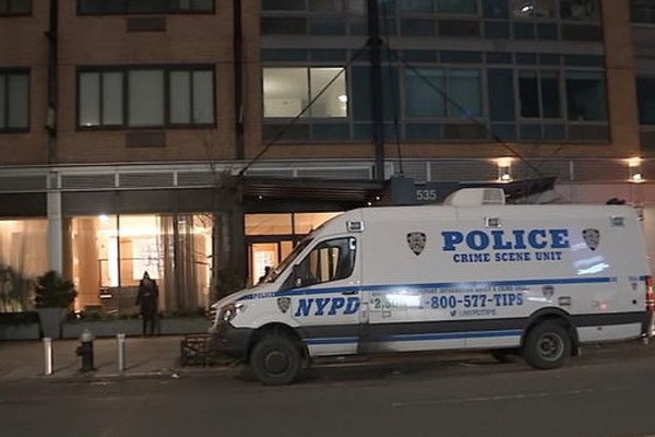 Carros de polícia em frente ao prédio de apartamentos de luxo de Nova York onde foram encontrados os corpos de William Wedell e Agnes Wedell (Foto: Reprodução/ABC7)