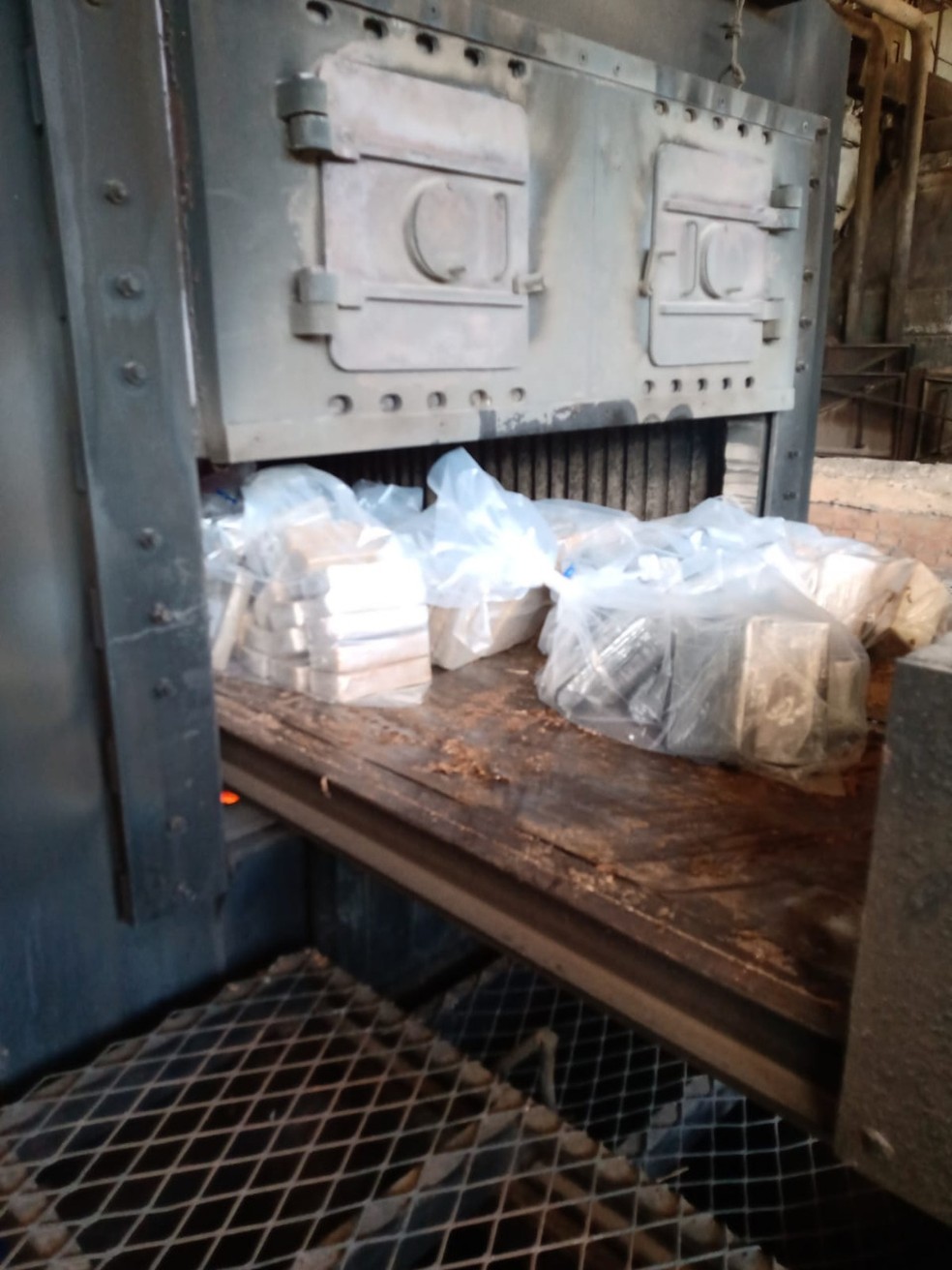 Mais de 230kg de pasta base de cocaína foram incinerados em Adamantina (SP) — Foto: Polícia Civil