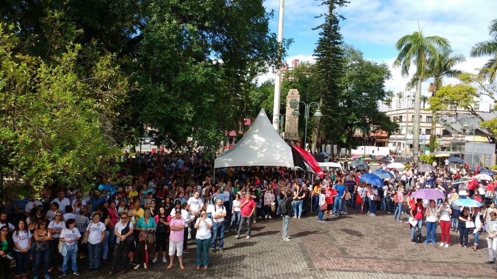 Servidores se reuniram em ato na Praça da Bandeira, em Joinville (Foto: Sinsej/Divulgação)