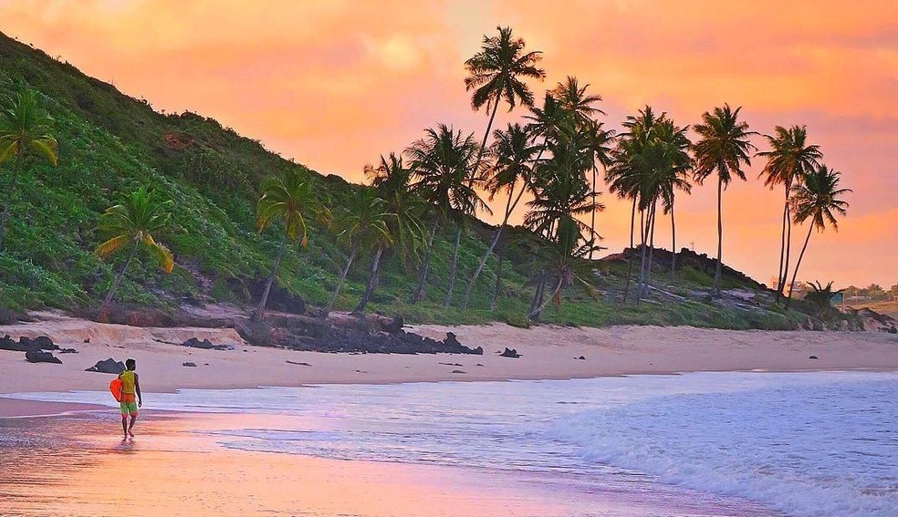 Praia de Coqueirinho, no Conde, PB, oferece falésias e águas cristalinas aos visitantes — Foto: Eduardo Fechine