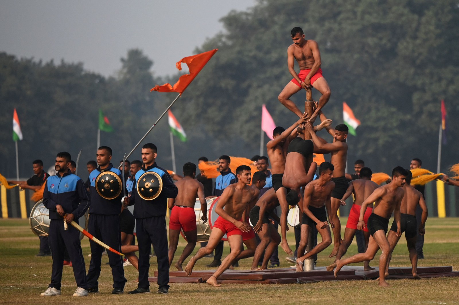 Oficiais do Exército indiano se apresentam durante o ensaio antes das celebrações do 'Vijay Diwas', em Calcutá.  — Foto: DIBYANGSHU SARKAR / AFP