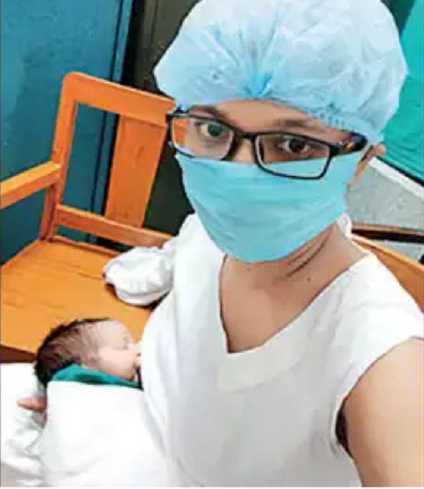 Enfermeira amamenta recém-nascido (Foto: Reprodução: Times of India)