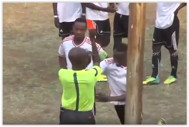 Jogador agride juiz no Zimbábue (Foto: Reprodução/Youtube)