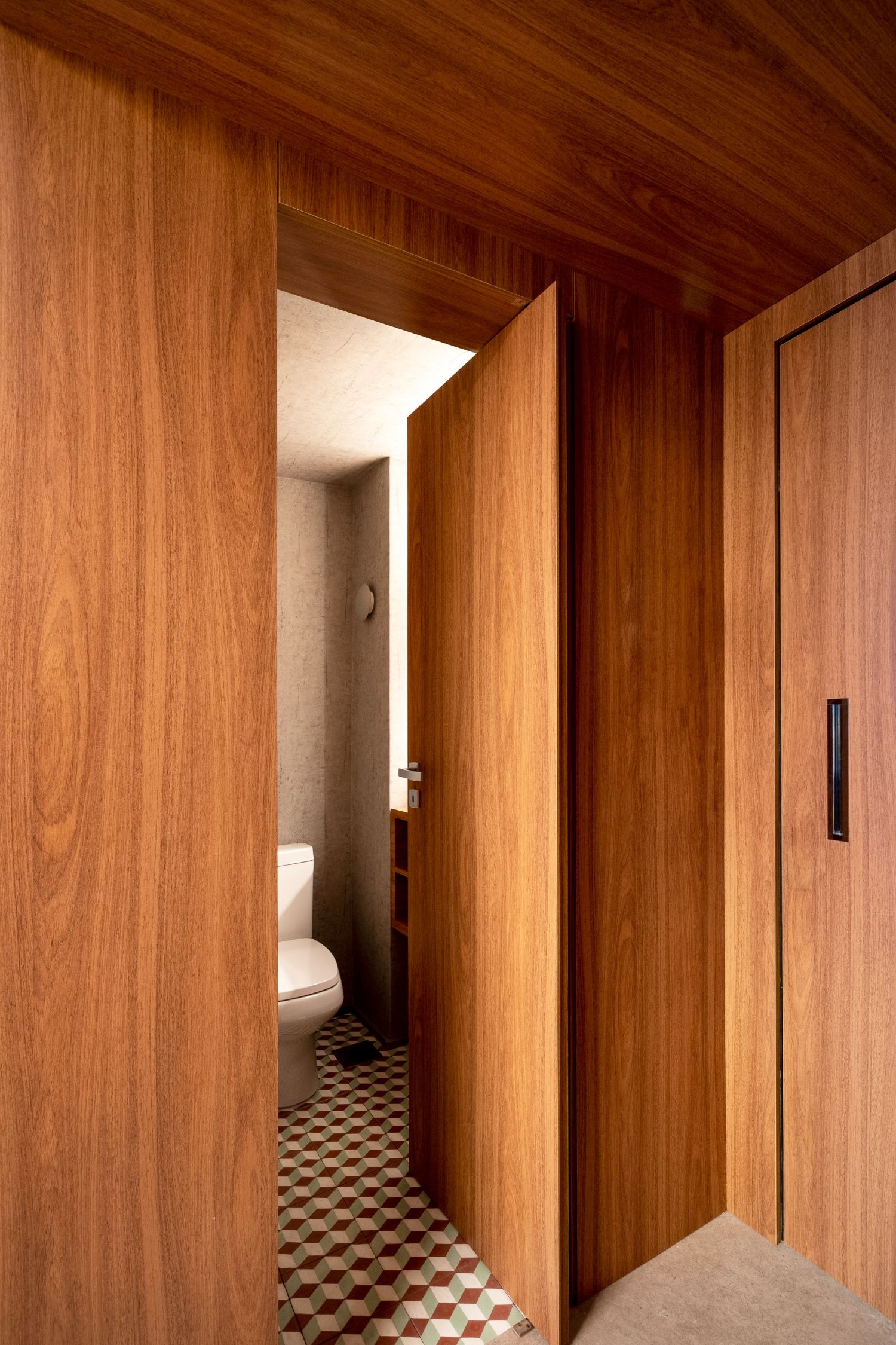 BANHEIRO | A porta do banheiro, toda em madeira, permite 