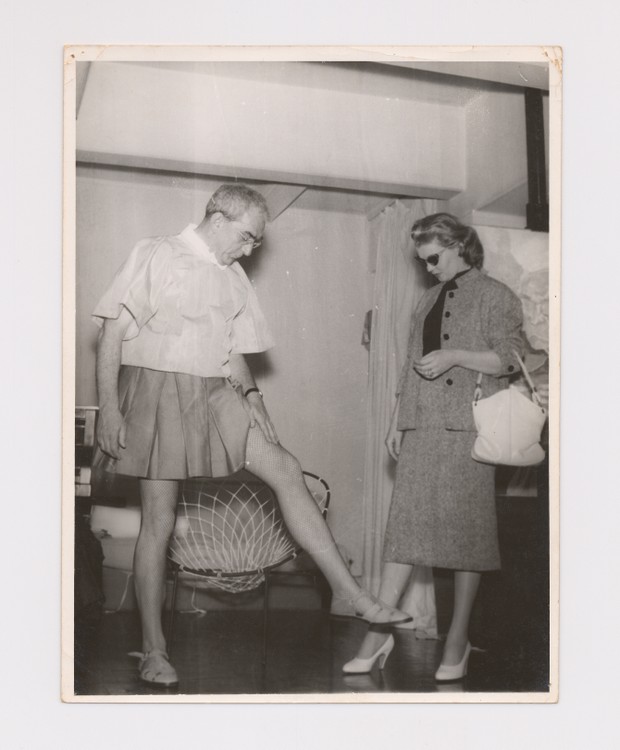 Flavio de Carvalho apresenta o New Look. Com Maria Della Costa e Maria Ferrara, costureira do traje de verão, 1956 (Foto: Arquivo CEDAE - IEL/ Divulgação)