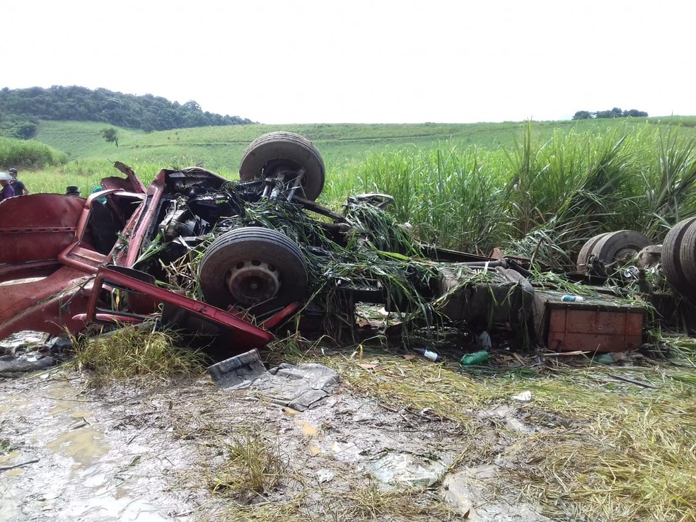 Motorista do caminhão ficou ferido  e foi socorrido pelos bombeiros a um hospital de União dos Palmares, em Alagoas — Foto: Ascom/PRF