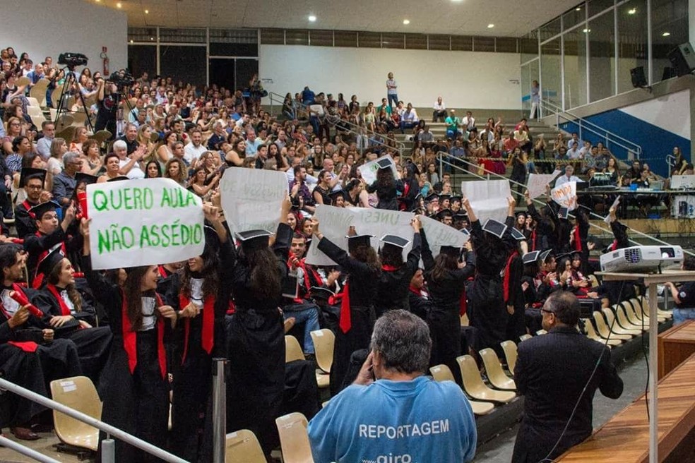 Alunas da Unesp de Bauru realizam protesto contra assédio durante formatura — Foto: Página Unesp Bauru Sem Assédio/Divulgação