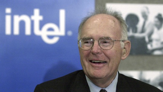Gordon Moore, co-fundador da Intel e profeta do PC, morre aos 94 anos