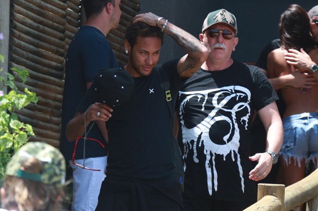 Bruna Marquezine e Neymar se despedem em Noronha (Foto: AgNews)