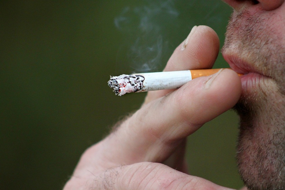 Imagem de homem fumando cigarro — Foto: Pixabay