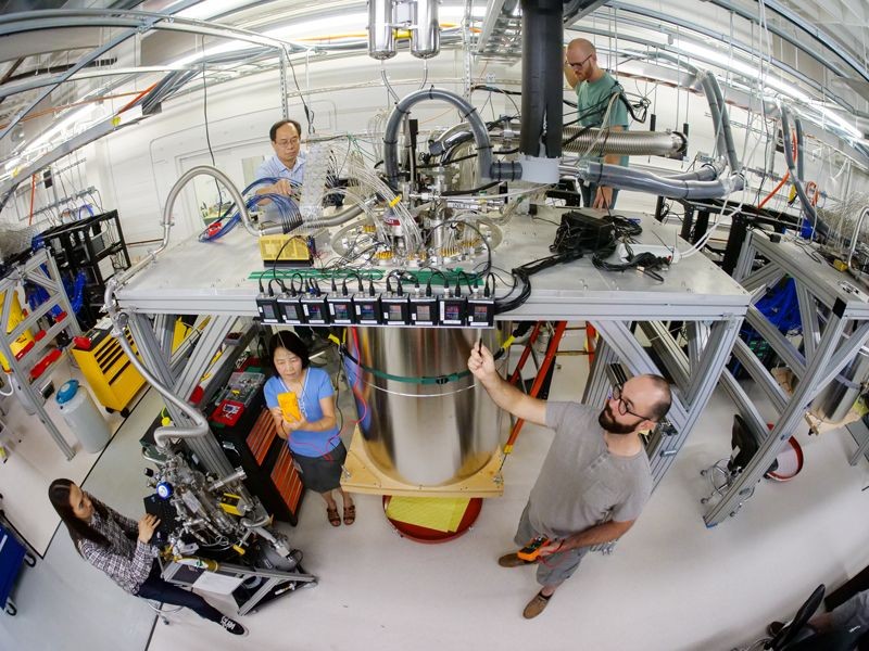 Cientistas trabalham no computador quântico do Google (Foto: Reprodução Nature/Erik Lucero)