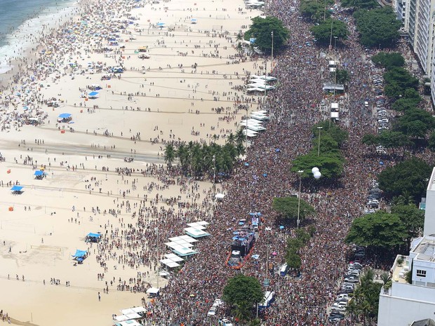 Do alto, a multidão que acompanhou o Bloco da Favorita impressiona ainda mais (Foto: Fernando Maia/Riotur)