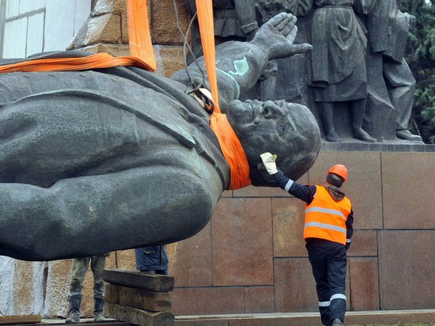 Trabalhadores derrubam estátua gigantesca de Lênin em Zaporizhia, na Ucrânia (Foto: Prylepa Oleksandr / Unian / AFP)
