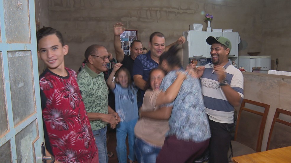Família comemora aprovação de Lucas em PAS da UnB — Foto: TV Globo/Reprodução