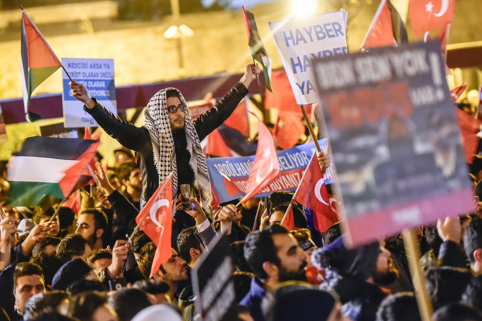 Manifestantes protestam em Istambul, na Turquia, contra o anúncio de Trump de reconhecimento de Jerusalém como a capital de Israel (Foto: Yasin Akgul/AFP)