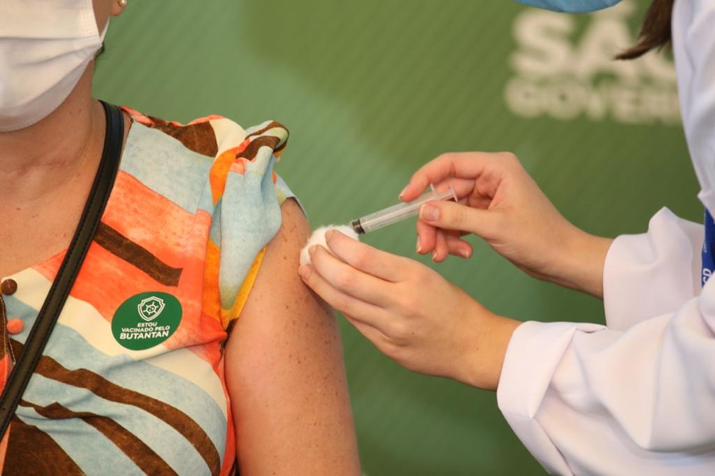 Profissional de saúde toma a primeira dose da Coronavac na capital paulista no domingo (17), no Hospital das Clínicas. — Foto: Divulgação/GESP 