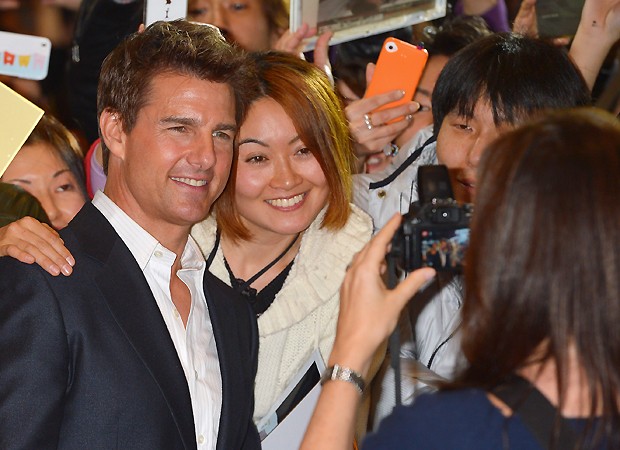 Tom Cruise com fãs japoneses (Foto: Getty Images)
