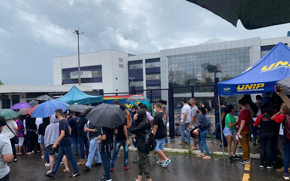 Estudantes chegam à Unip para fazer do Enem em Goiânia, Goiás (2021) — Foto: Naiara Santos/TV Anhanguera