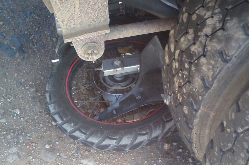 Vítima foi parar embaixo de caminhão após batida em rodovia  (Foto: Arquivo pessoal)