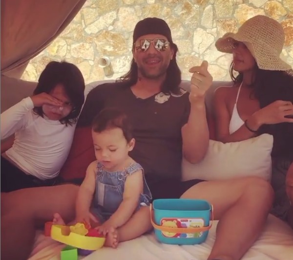 O mágico Criss Angel com os dois filhos e a namorada (Foto: Instagram)