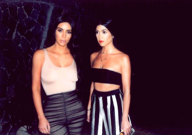 Kim Kardashian e Kourtney Kardashian (Foto: Reprodução)