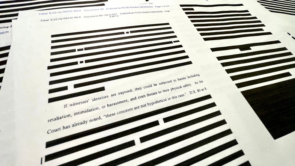 Parágrafos ocultados de documento que justifica operação na casa de Donald Trump em Mar-a-Lago — Foto: Jim Bourg/Reuters