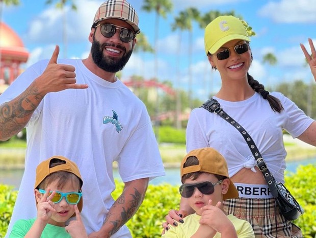 Gusttavo Lima e Andressa Suita curtem parque de Orlando com os filhos (Foto: Reprodução/Instagram)