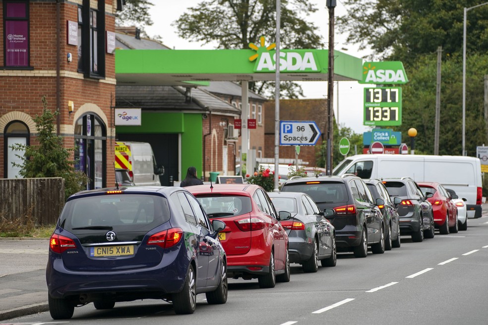 Após muitos produtos esgotarem em supermercados, postos de gasolina registraram filas no Reino Unido — Foto: Steve Parsons/PA via AP